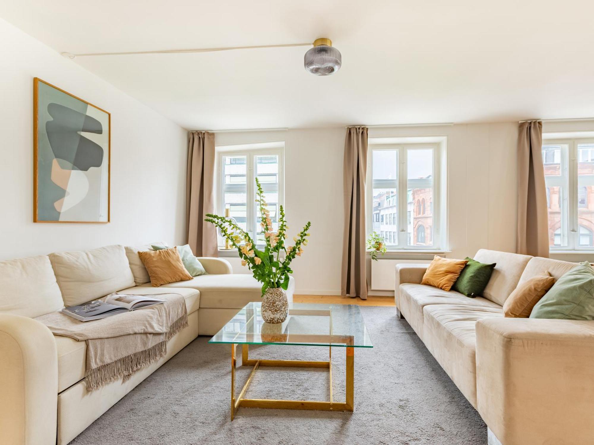 Sanders Regent - Chic Three-bedroom Near Square Apartment *