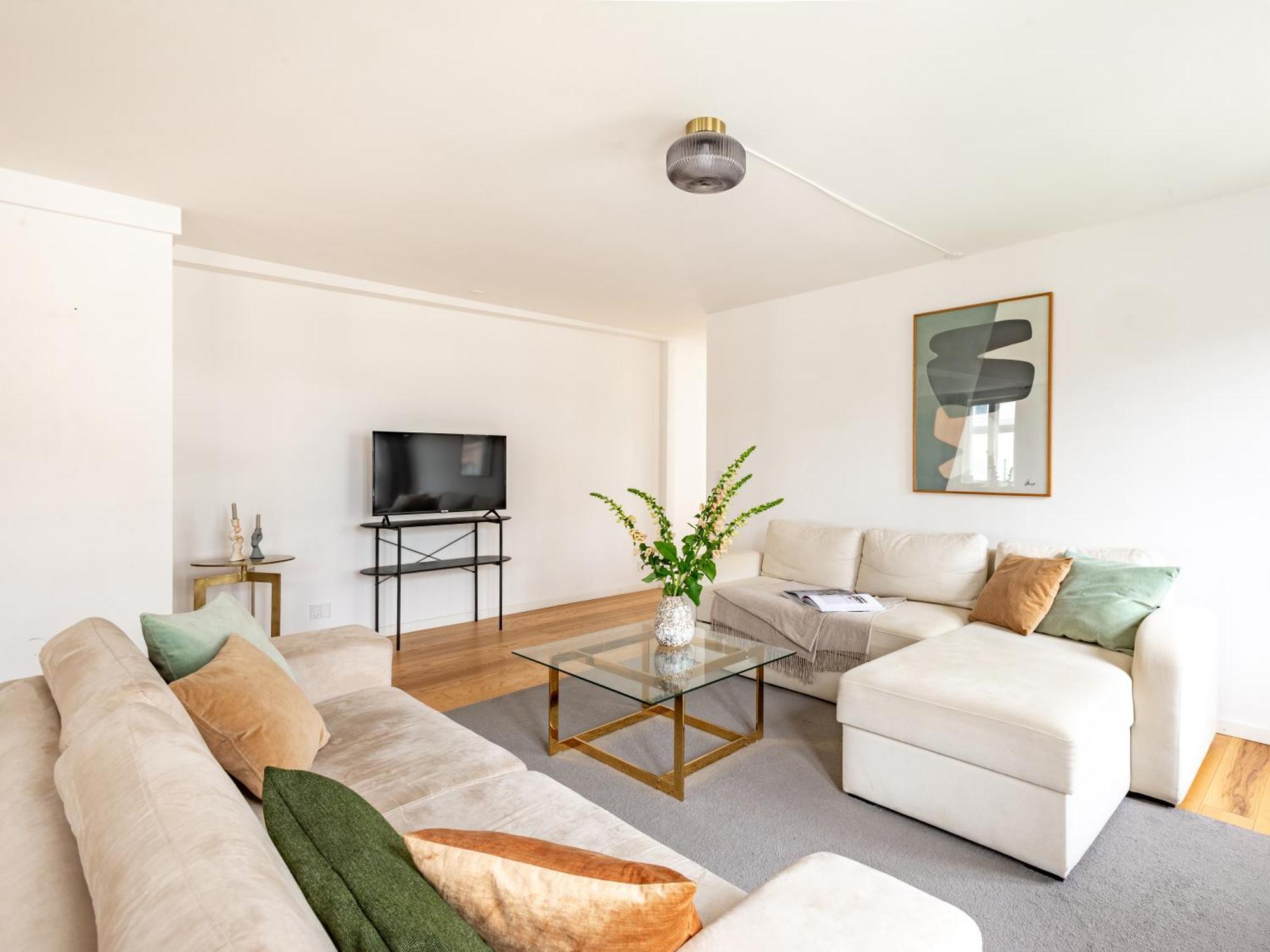 Sanders Regent - Chic Three-bedroom Near Square